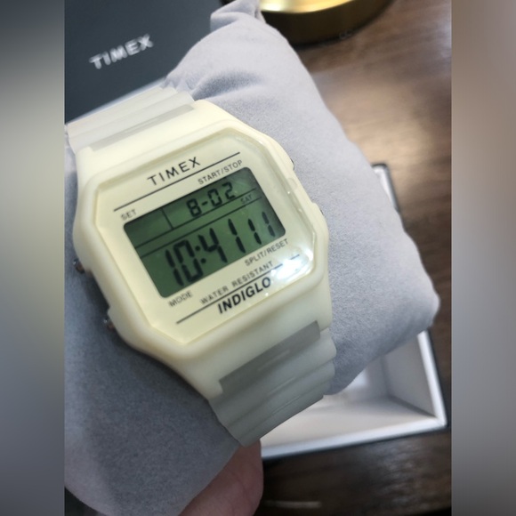 Timex T80 Glow In The Dark Watch - Picture 8 of 11
